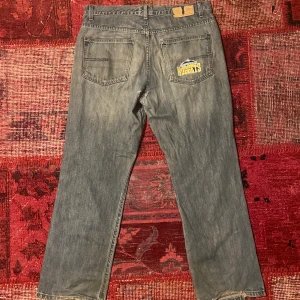 Denver nugget jeans - Perfekt sittande jeans från Calvin Klein, med ett tvär ballt märke på baksidan, dom har en fett bra fadead färg och passar med allt (skriv för mer info elr om pris!!)