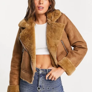 Pilotjacka Stradivarius  - Jätte snygg pilotjacka/ jacka från stradivarius i färgen brun. Lite croppad. Aldrig använd med prislapp. Stl XS. Ord pris 449.