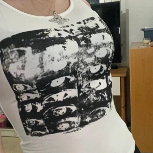 VITT LINNE MED Y2K TRYCK - Hejj! Söker detta skit snygga linnet i vitt med svartish tryck på💞 Skit swaggigt och y2k stil! Kan stylas till mycke olika stilar dock!! Säljer även skeletplanet halsbandet på bilden om ni kollar min sida💞 Hör av er💞