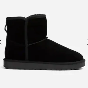 Svarta uggs - Säljer ett par svarta uggs (inte riktiga) köpta föra vintern och är i bra skick! Dom är också vattentäta som är bra så att man inte får blöta uggs direkt när man går ut!❤️Fint skick. Säljer för att dom är för små. Ny pris 800kr🤗