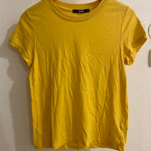 T-shirt från Gina - Gul t-shirt från Gina. Storlek S men skulle även passa en M.