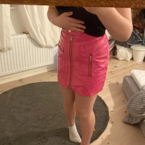 Rosa lack kjol  - Helt oanvänd 