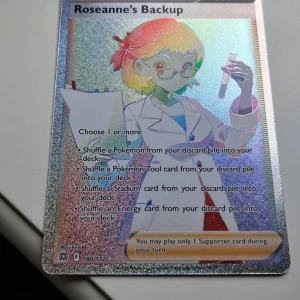 Pokémon kort Roseanne’s backup - Lagt direkt i sleeve och toploader efter dragning och skickas även i det. 