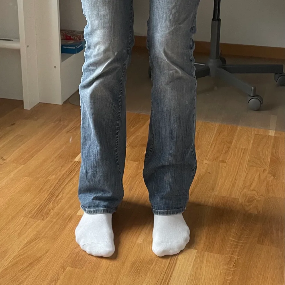 Ett par blå jeans från Replay som inte kommer till användning längre💛 Jag är 170cm, midjemåttet är 74-76cm. Fråga gärna om du vill ha fler bilder! Har man budat högst är det köpt:). Jeans & Byxor.
