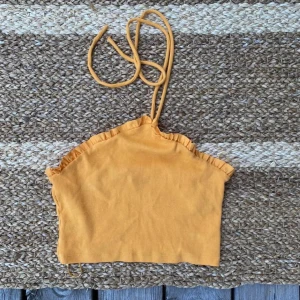 Gult maglinne  - Gult fint maglinne som du knyter runt halsen.  Aldrig använt  Stl Xs 