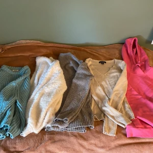 TRÖJOR! - Tröjor! Stickade tröjor o en hoodie❤️ storlek xs-s . Tröjorna är i bra skick o från MANGO Lindex lager 157 o AMISU kostar 20kr st🫶🏼 billigt då jag vill bli av med dom🫶🏼