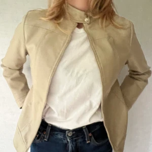 Skinnjacka - Vintage skinnjacka i beige färg med dragkedja och knappar, i jättefint skick! Skriv för fler bilder 🧥👢