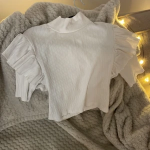 3 tröjor som säljs separat  - Fina och sköna 2 T-shirts och 1 tjockare tröja 💕💕