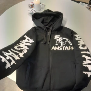 Det är storlek S - Säljer en amstaff tröja använt bara 3gånger och den är som ny om någon är intresserad skriv kostar 200kr