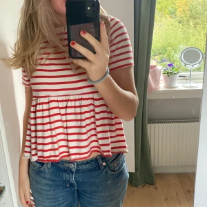 Superfin tröja från Zara - Säljer min söta tröja ifrån Zara för 50  kr(pris kan diskuteras)❤️ Den är i jättefint skick och strl s! Om ni vill ha fler bilder samt information så skriv bara privat om ni har frågor🥰 Kan mötas upp i Gbg annars fraktar jag❤️❤️
