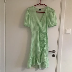 Oanvänd skitfin klänning från Gina 💘 - FRAKT: 64kr -oanvänd klänning (endast testad) -passar XS/S -perfekt sommarklänning elr klänning t en avslutning/fest/event!