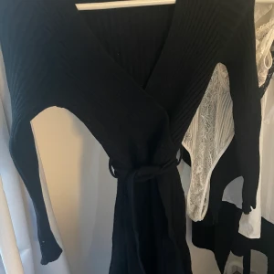 Stickad klänning - Svart stickad klänning oanvänd från shein i storlek S