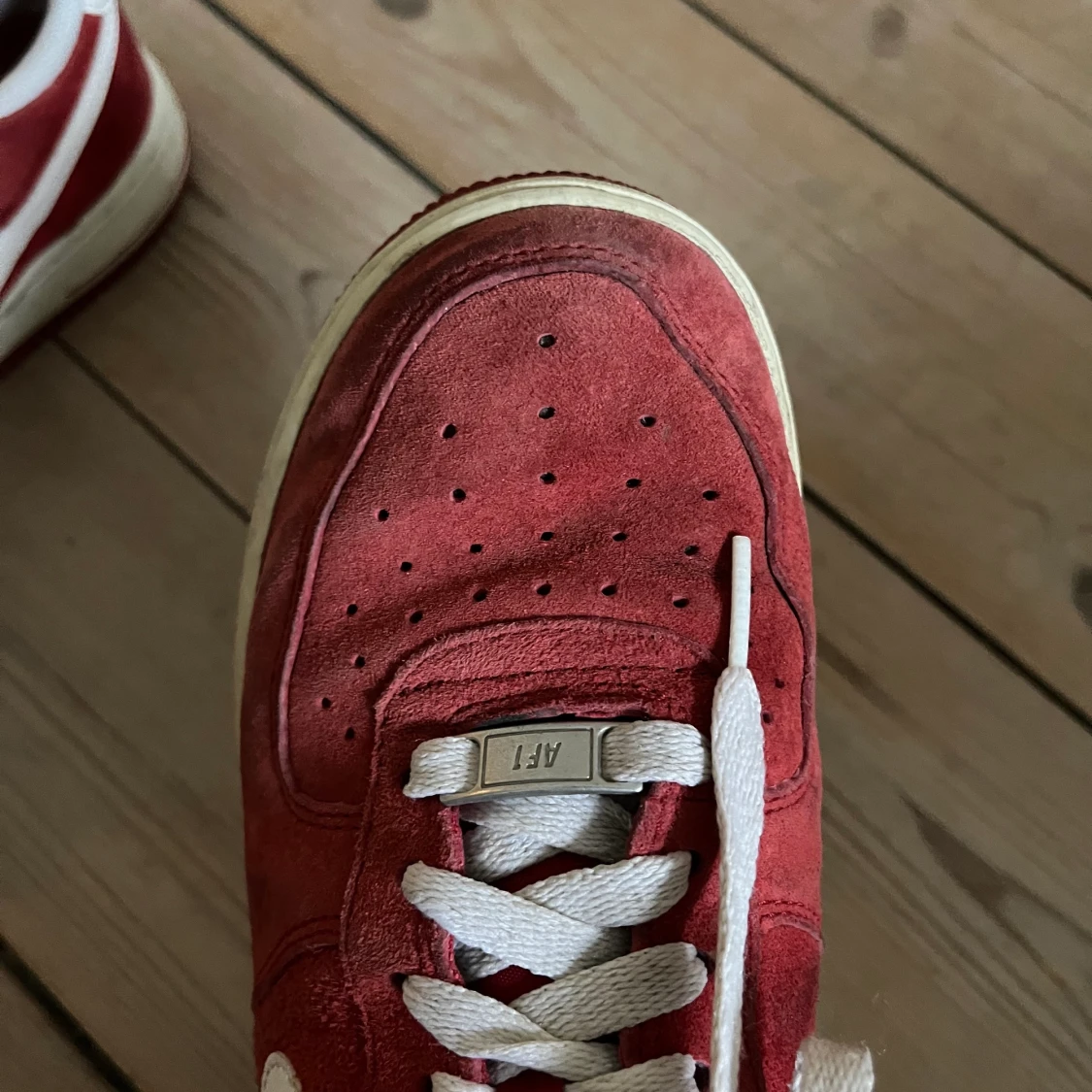 Nike Air Force 1 röda strl 40 - 90