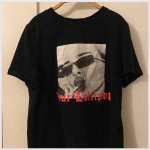 En fet t-shirt med tryck på🤩💗 det är kendall jenner på trycket med texten ”your lolipop”😍