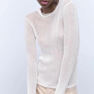 Slutsåld vit ribbad topp från zara - Nästan aldrig använd så i väldigt bra skick! Slutsåld på deras hemsida