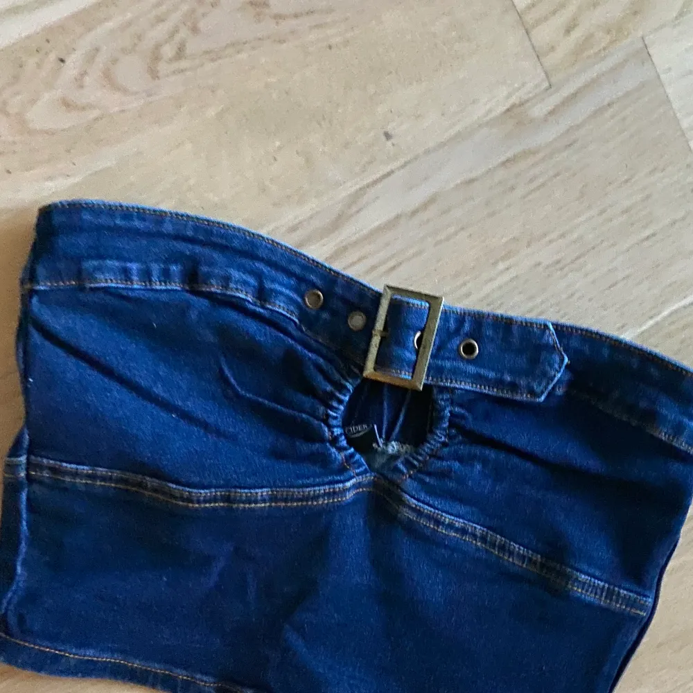 (Lånad bild!) Jeans-topp i storlek 34, oanvänd. Frakt ingår i priset. . Toppar.