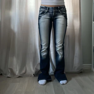 Lågmidjade jeans  - Fina jeans, använda fåtal gånger. Säljer eftersom dom är förlånga. Jag är en 158 och ganska liten skulle inte säga att dom är i storlek 38, jag brukar ha storlek 34 eller 36 och dom passar bra runt lår och midja, bara lite långa. 