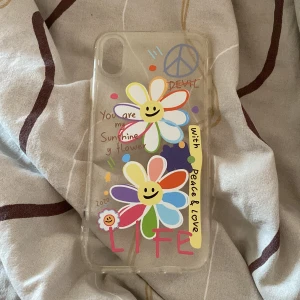 Iphone xs plus skal - Ett Iphone skal som har använts ett par gånger. Säljer eftersom gar bytt telefon oxh har ingen användning. Köparen står för frakten ❤️