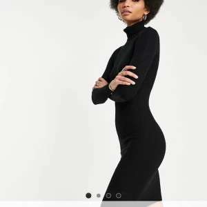 Svart ribbad klänning  - Helt oanständigt ribbad poloklänning som är figursydd, lappen kvar men passade tyvärr inte mig. Strl 36 men skulle säga mer som en 34 