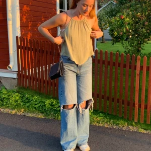 Topp - Säljer en snygg grön topp från H&M!! Storlek S, 8O kronor + frakt!!❤️‍🔥