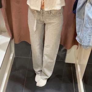 Fina mid Rise jeans från Gina Tricot. Köpa för någon vecka sedan men inte använda så mycket. Storlek 34 men skulle säga att dem passar 36💗