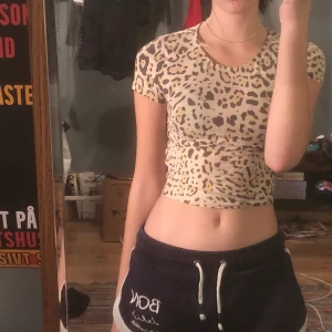 Tshirt Gina tricot - En tajt tshirt i leopard mönster från Gina tricot, strl xs. Jag själv är vanligtvis en S och den sitter bra på mig. Använd några gånger men inte sliten🥀🥀 Nypris är 129kr.