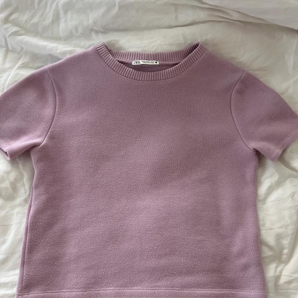 Hej! Säljer nu min super fina lila/rosa tröja från zara som är använd ett fåtal gånger!💞. Stickat.