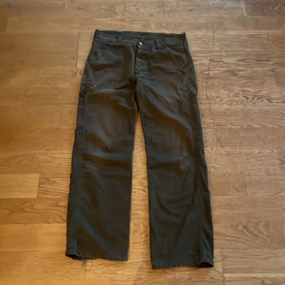 Slitna men är fortfarande mycket snygga. Hittar inga mått men de är ungefär 32/32.. Jeans & Byxor.