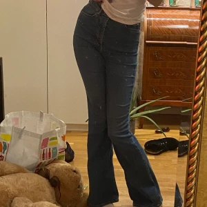 Utsvängda jeans - Säljer en av mina gamla favoritbyxor, de är stretchiga så de ger en så fin form!🙏 superbra skick:)