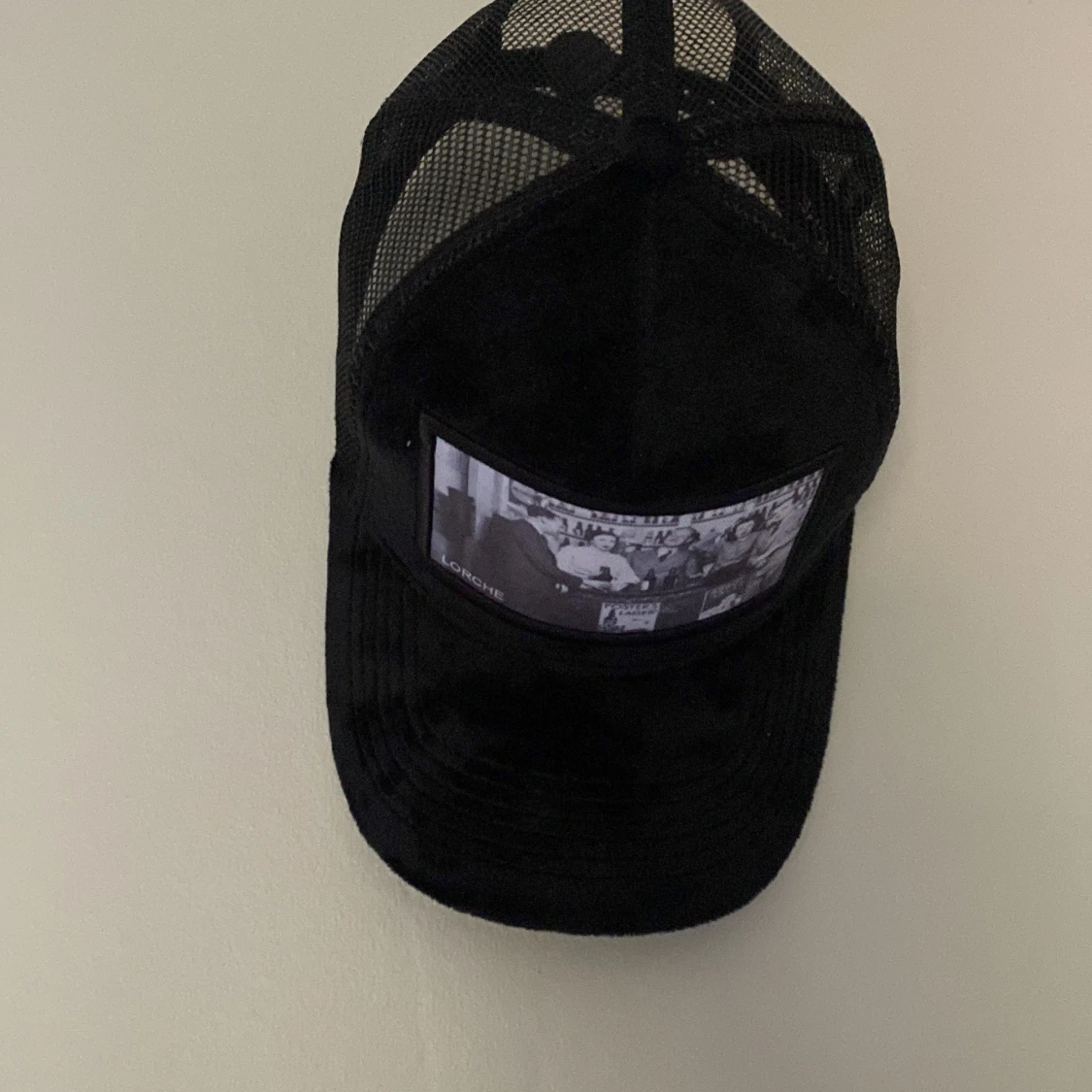 En svart keps oanvänd då den inte passa min huvudform 