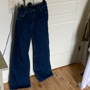Jeans - Mörkblå ”yoko” wide leg jeans från monki i storlek 28. 