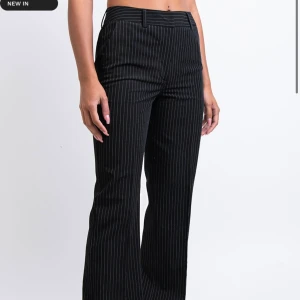 Maskade kostymbyxor - Helt nya byxor från Madlady endast använda en gång, på grund av för stor storlek. Byxorna är 34 SHORT och passar om man är ca 160-167. Köptes för nypris 600kr