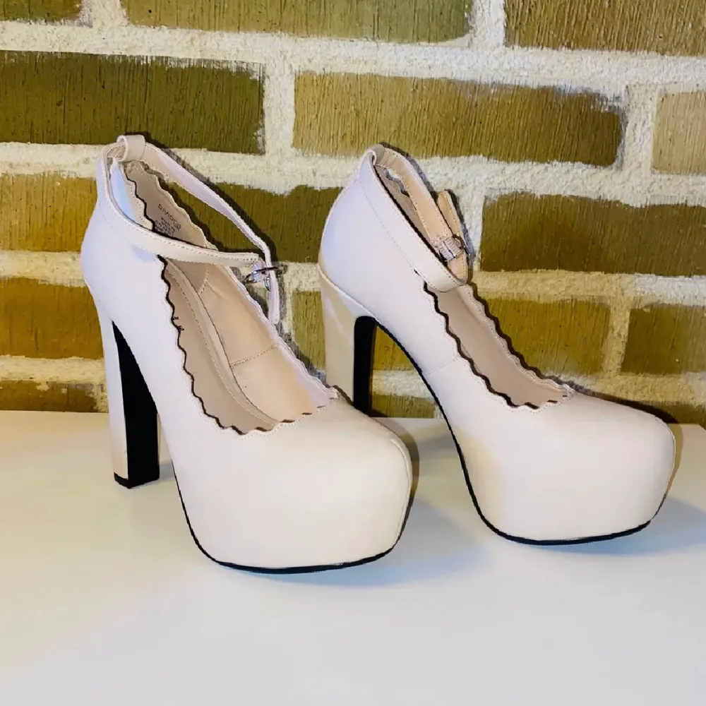 Säljer ett par oanvända högklackade skor i en vit/beig färg. Storlek 36. Köpta för 400 men säljer för 200+ frakt.. Skor.