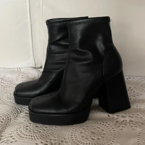 Zara Boots med hög klack - !bilder från förra ägaren! Kontakta mig för flera frågor eller bilder 🫂💖 Köpte här på plick, säljer då jag har 36 som storlek på skorna 😭😭 Älskar dem, så synd att jag behöver sälja :/ Förra ägaren har använt den en gång och jag har bara provat! Nypris 559