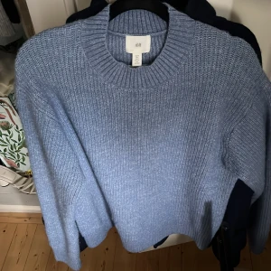 Ny stickad tröja  - Säljer denna i princip oanvända tröjan! Använda 1 gång💙💙 super bra skick  Storlek s