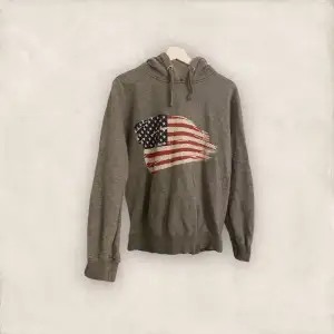 Säljer denna mysiga gråa USA hoodien. Perfekt för hösten och vintern!