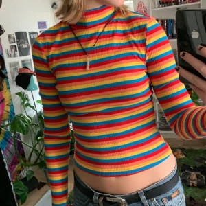 regnbågströja - jätte gullig ribbab turtleneck, storlek S, men sitter ganska tight! väldigt  stretchig och skönt material:) 