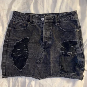 Jeans kjol - Jeans kjol från Bikbok, strl S. Svart.