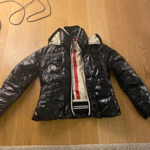 Äkta moncler jacka! - ((Lägger ut igen för kände att jag var lite oklar i min förra annons!)) Äkta moncler jacka, serie finns som jag skickar bild på. Haft länge men är fortfarande osäker om jag ska sälja därför vill jag verkligen få ett bra bud och då säljer jag. Fråga på!