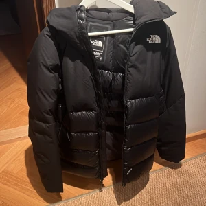 The North face  - En super varm vinter jacka från the north face. Jackan är endast använd ett par gånger då den blivit för stor för mig. Väldigt snygg och är lite längre, alltså perfekt för en vinter i Sverige 