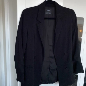 Kavaj från berska - Säljer denna kavaj från berska som jag inte längre använder! Nypris 400kr