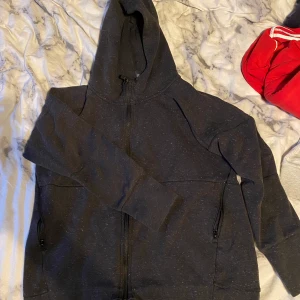 Adidas sip-hoodie - En grå sip-hoodie från adidas i stl M