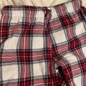 Ett par pyjamas byxor perfekt till jul!. köpta frn cubus i storlek xs. passar någon 160cm och kortare❤️