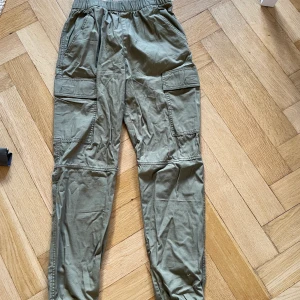 Cargopants - Gröna cargopants från hm 