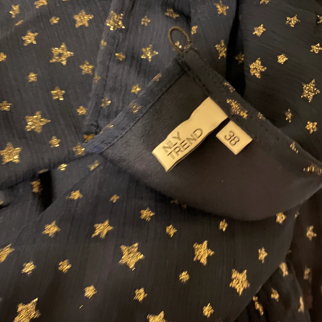 Festklänning med guldiga stjärnor  - 91