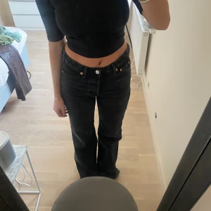 Jeans - Säljer dessa snygga raka jeans i storlek 34 från Mango(långa i benen!)! Går att klippa ifall de är för långa. Är svarta men ser nästan lite urtvättade ut!😍 Knappt använda! Köpta för 399, mitt pris 200! 