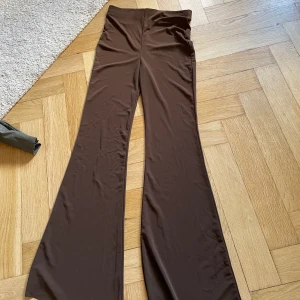 Byxor Zara - Bruna byxor från Zara, avklippta. Jag är 168