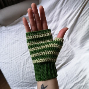 virkade vantar - Virkade vantar köpta på plick, säljer för priset jag köpte dem, de har knappt använts. 