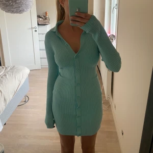 Klänning - Jättefin och smickrande klänning, köpt på Zara i Italien och är i en turkos färg, storlek S men är väldigt stretchig så passar även XS och M! Endast använd två gånger så den är i väldigt fint skick!