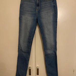 Jeans från Hollister - Tighta högmidjade jeans, bra skick